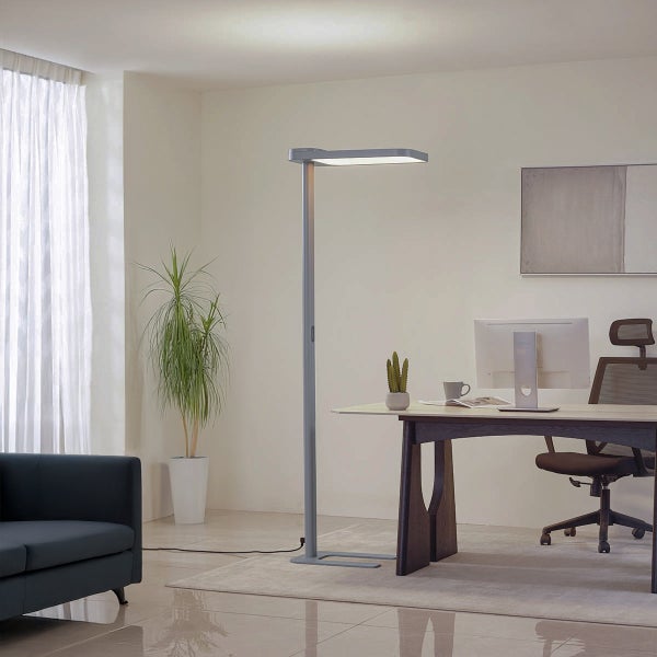 Stehleuchte im Wohnraum neben einem Schreibtisch