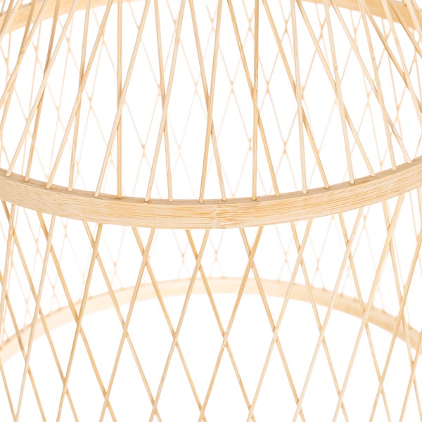 Detailaufnahme eines Lampenschirms aus Bambus mit geometrischem Gittermuster.