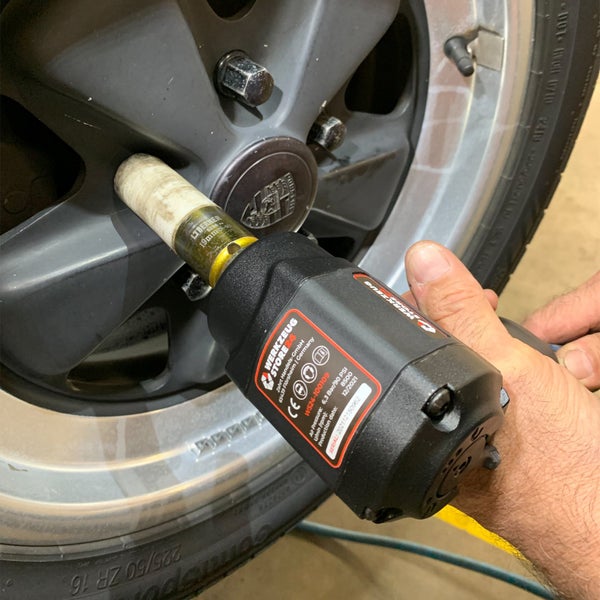 Radwechsel mit einem Werkzeug Store 24 Schlagschrauber an einem Reifen