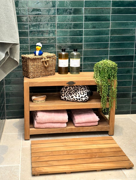 Badezimmer Szene mit Holzregal, Badematte, Handtüchern und Dekorationsartikeln