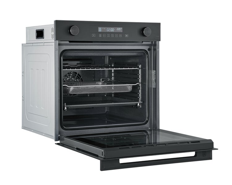 Einbau Backofen mit Airfry Funktion und digitalem Display, geöffnete Backofentür mit Gitterrost und Frittierkorb im Innenraum