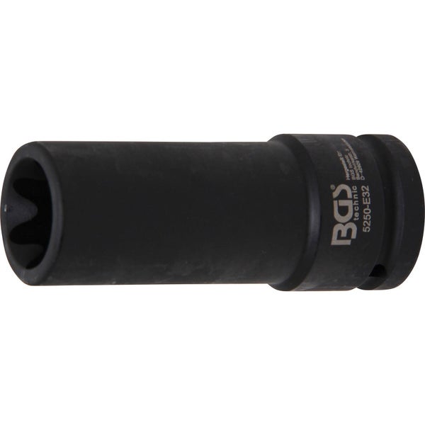 Multifunktionswerkzeug beim Schneiden von Metall