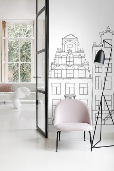 Heller Raum mit Sessel, Stehlampe und Tapete mit Häusermotiv