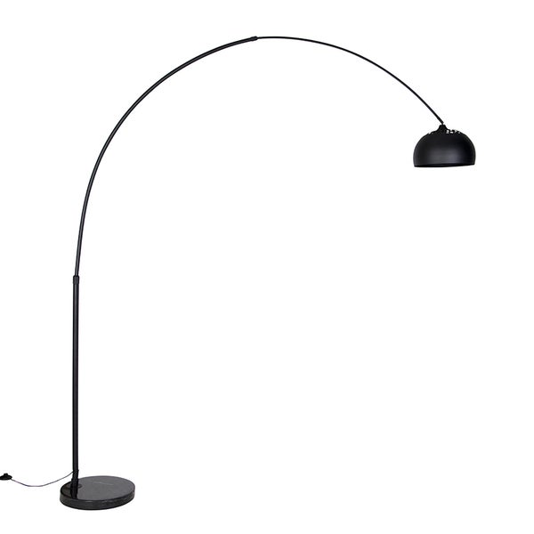 Schwarze Stehlampe mit gebogenem Arm und rundem Lampenschirm