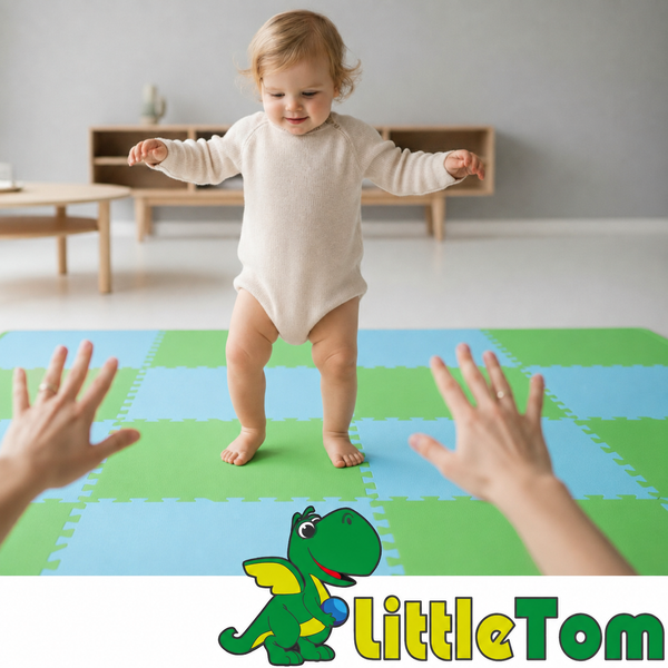 Kleinkind steht auf einer bunten Puzzle Spielmatte von LittleTom Logo im Wohnzimmer während es erste Schritte macht.