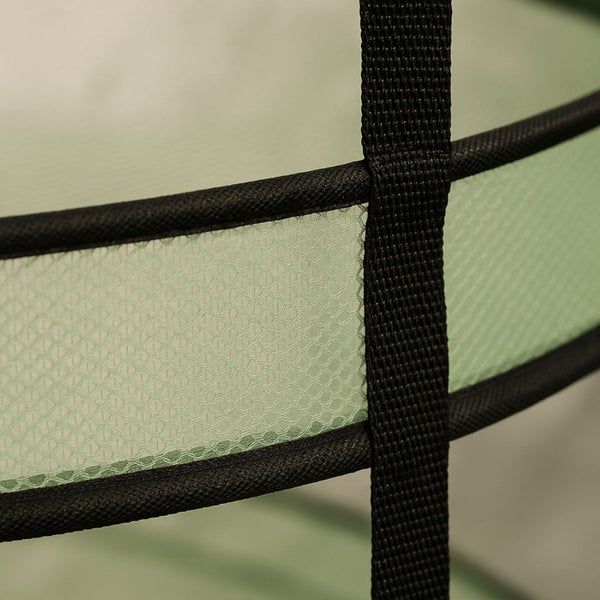 Nahaufnahme eines faltbaren Wäschesammlers mit Netzgewebe und Gurtband