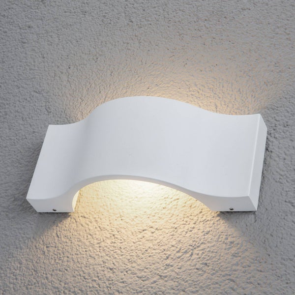 Wellenförmige LED-Außenwandleuchte aus weißem Aluminium mit Lichtaustritt nach oben und unten.