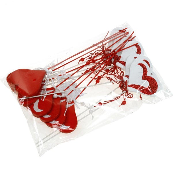 Dekorative Herzstecker in einer Verpackung.