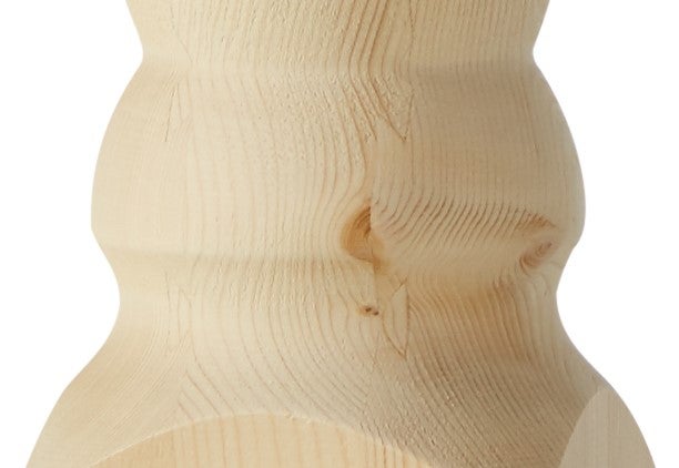 Nahaufnahme eines gedrechselten Pfostens aus unbehandeltem Holz mit sichtbarer Maserung und Astlöchern.