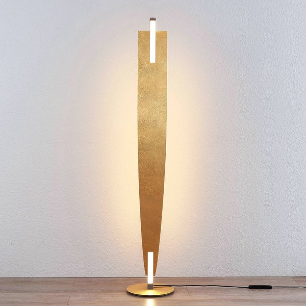 Moderne LED-Stehleuchte mit goldfarbenem, strukturiertem Paneel und warmem Lichtschein.