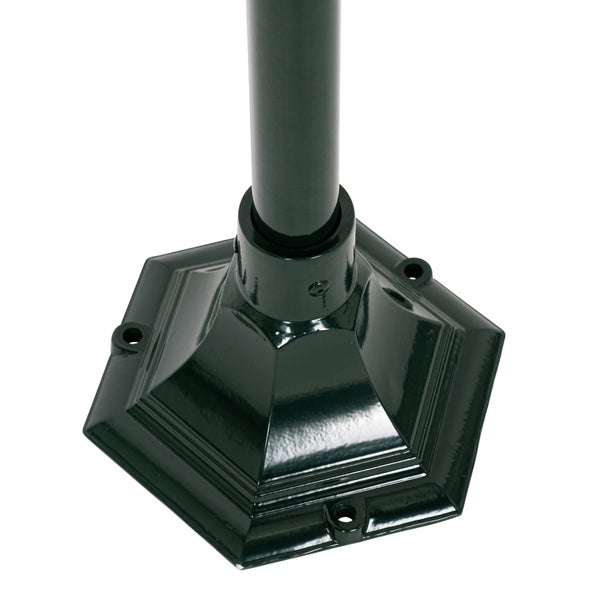 Dunkelgrüner sechseckiger Standfuß für einen Lampenmast aus Metall mit Bohrungen zur Bodenmontage.