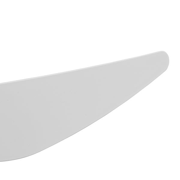Weißer geschwungener Flügel eines Deckenventilators aus Kunststoff.