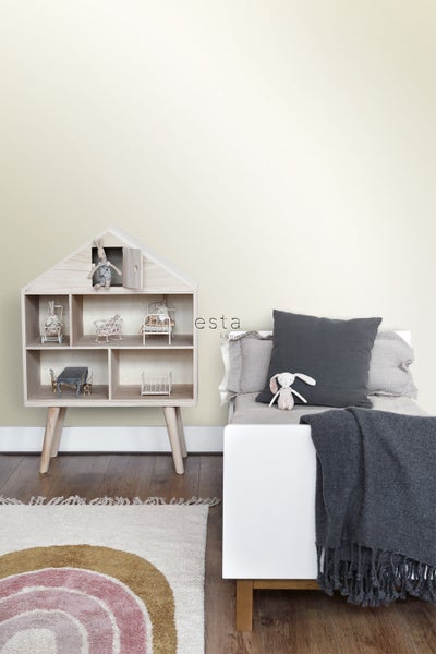 Helle und freundliche Kinderszene mit Puppenhausregal, Kinderbett, Kissen, Decke und Teppich