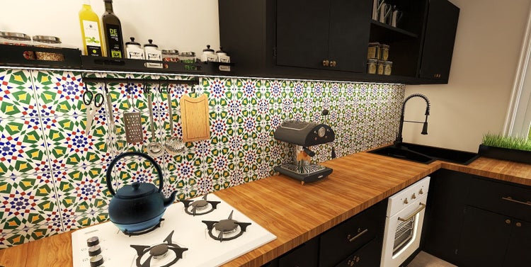 Küchenszene mit bunten Fliesen, schwarzen Schränken, Holz Arbeitsplatte und verschiedenen Küchengeräten