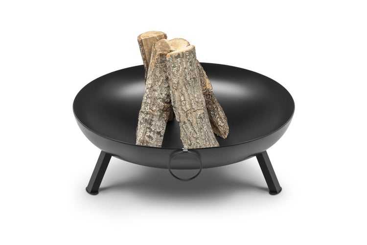 Runde Feuerschale aus Metall mit drei Standbeinen und Brennholz.