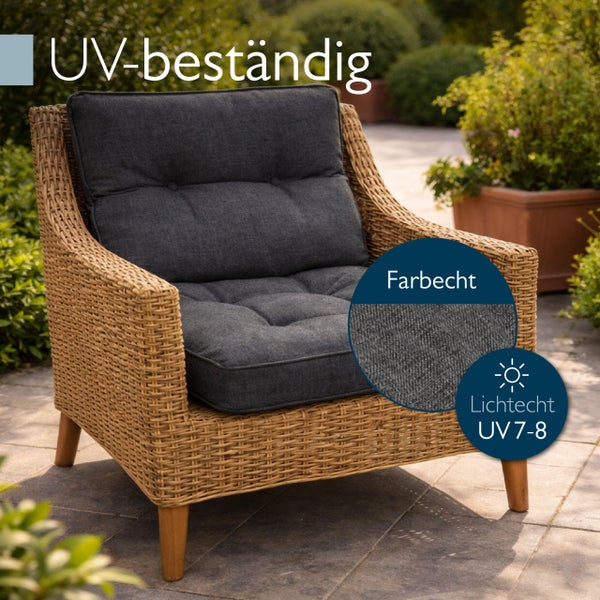 UV-beständiger und farbechter Gartenstuhl aus Geflecht mit dunklen Polstern und einer Lichtechtheit von UV 7 bis 8.
