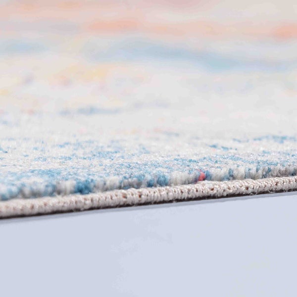 Nahaufnahme eines gemusterten Kurzflorteppichs mit Fokus auf die Materialstruktur und die verarbeitete Kante.