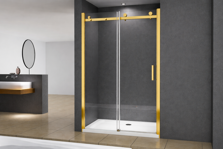 Duschkabine mit Glasschiebetür und goldfarbenem Rahmen in einem modernen Badezimmer mit dunklen Wänden.