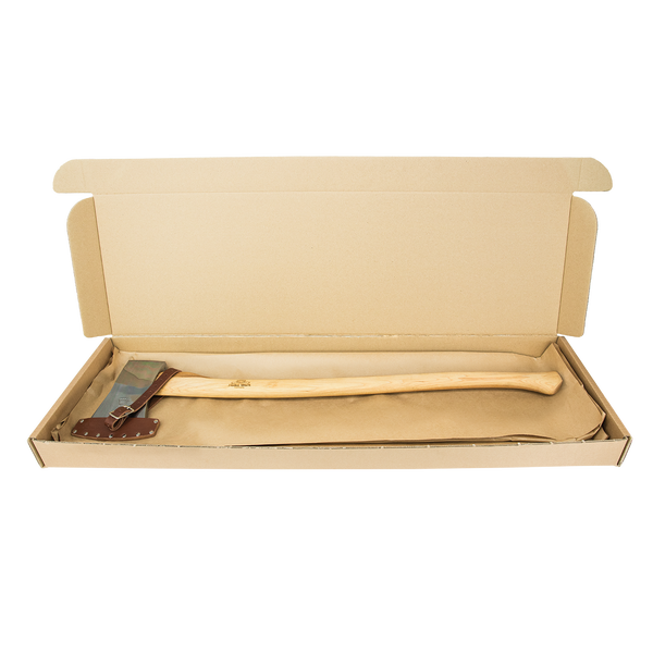 Eine Axt mit Holzstiel und Lederschutz in einem offenen Pappkarton verpackt.