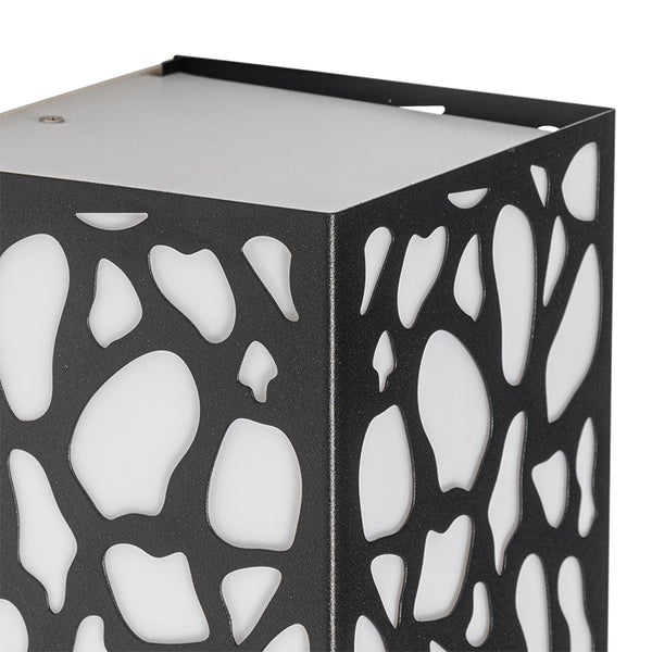 Detailansicht einer rechteckigen Leuchte mit schwarzem Metallgehäuse, organischen Aussparungen und weißem Diffusor.