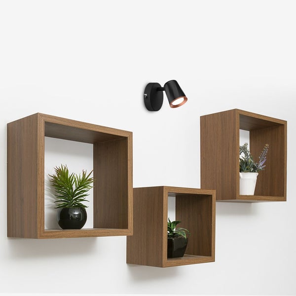 Wanddekoration mit drei quadratischen Regalen, Pflanzen und einer Wandleuchte