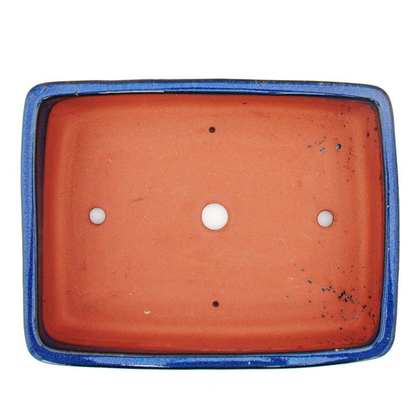 Schwarzer Heizkörper an dunkler Wand auf Holzboden