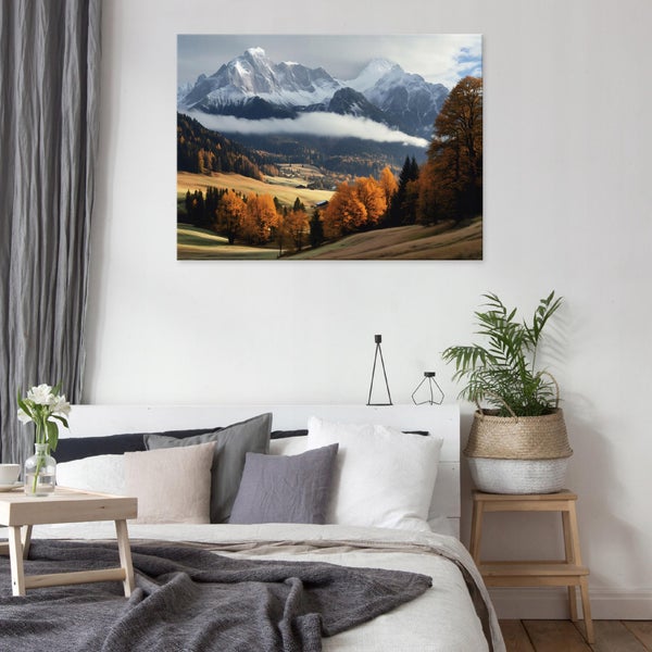 Dekoratives Wandbild mit Berglandschaft über einem Bett