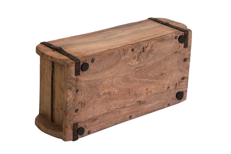 Holzkiste mit Metallbeschlägen