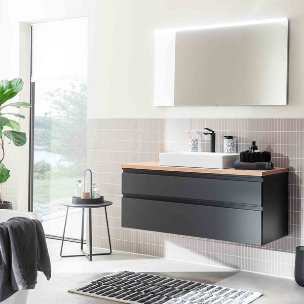 Modernes Badezimmer mit Waschtischunterschrank, Spiegel mit Beleuchtung und Accessoires