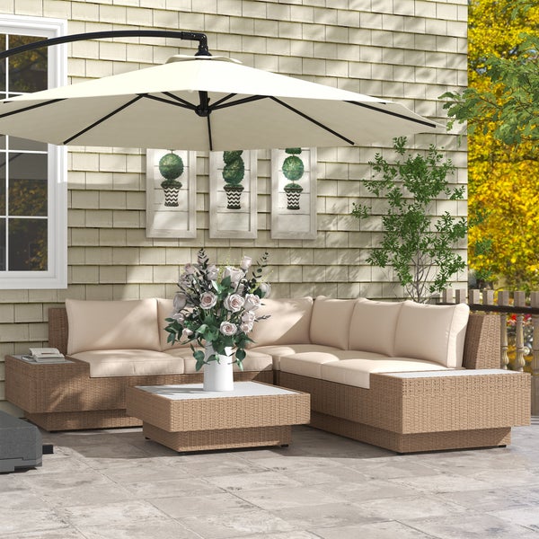 Helle Gartenlounge aus Polyrattan mit Ecksofa, beigen Kissen, quadratischem Tisch und großem Ampelschirm auf einer gefliesten Terrasse.