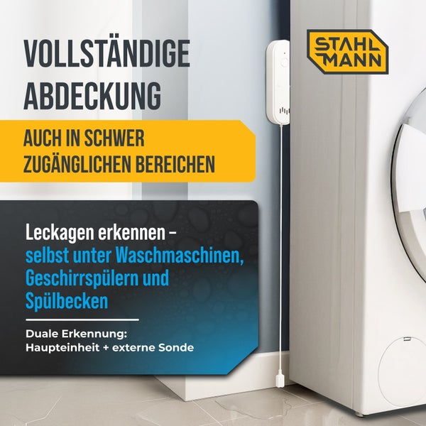 Wasserwarnsensor an der Wand mit externer Sonde auf dem Boden neben einer Waschmaschine zur Erkennung von Wasserschäden. Stahlmann Logo.