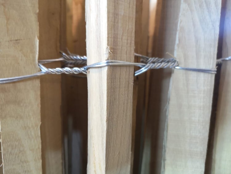 Detailansicht von Holzlatten, die mit Draht verbunden sind