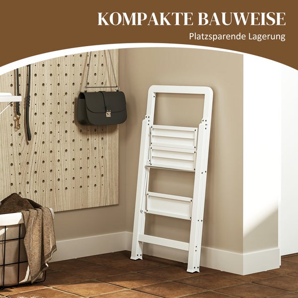 Weiße Klapptrittleiter in einem Raum mit Aufbewahrungslösungen für platzsparende Lagerung.