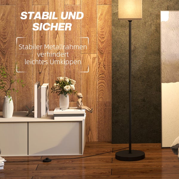 Stehlampe neben einem Sideboard mit Dekoration