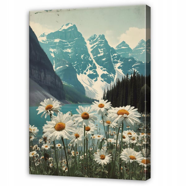 Leinwandbild mit einer Bergsee Landschaft mit Gänseblümchen im Vordergrund im Hochformat.