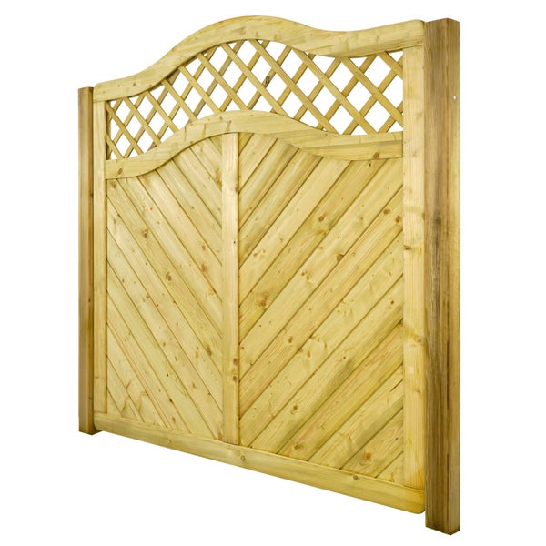 Holzzaun mit Rautenmuster im oberen Bereich