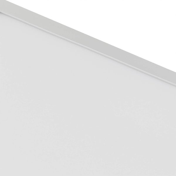 Detailansicht einer weißen, glatten Oberfläche mit einer geraden Kante.