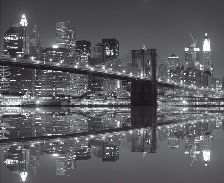 Schwarzweißfotografie der Brooklyn Bridge bei Nacht mit Stadtbild