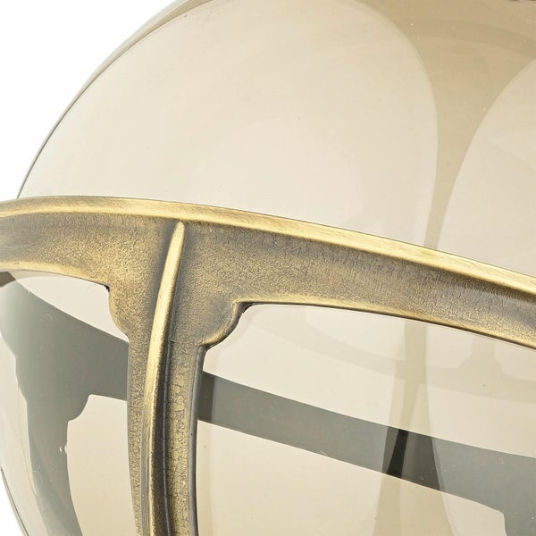 Detailaufnahme einer Kugelformleuchte mit Metallrahmen