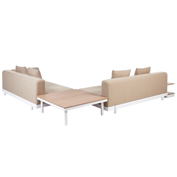 Garten-Lounge-Set in Eckform mit weißem Gestell, beigefarbenen Polstern und integrierten Tischen aus Holzlamellen.