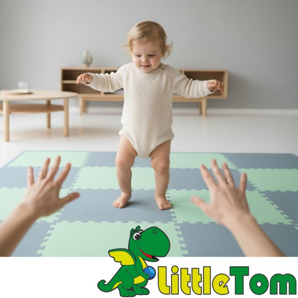 Ein Kleinkind steht auf einer Schaumstoff-Puzzlespielmatte in einem hellen Raum, Hände im Vordergrund, LittleTom Logo.