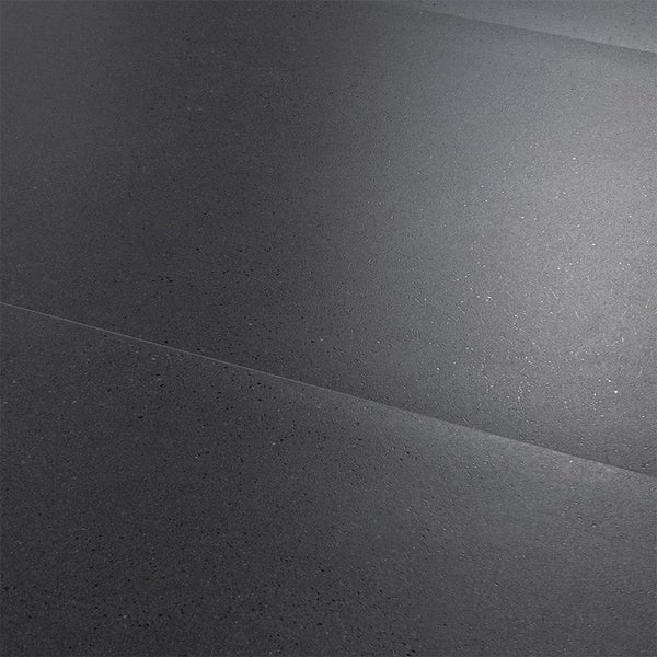 Dunkelgraue Fliese mit feiner gesprenkelter Textur und matter Oberfläche.