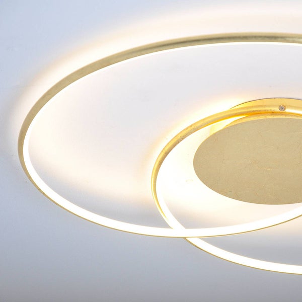 LED-Deckenleuchte mit ineinandergreifenden Ringen, goldfarben, moderne Beleuchtung.
