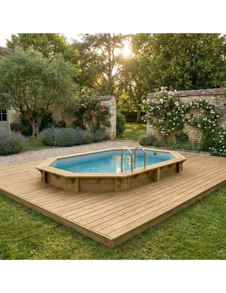 Aufstellpool mit Holzverkleidung und Leiter auf einer Holzterrasse in einem Garten.