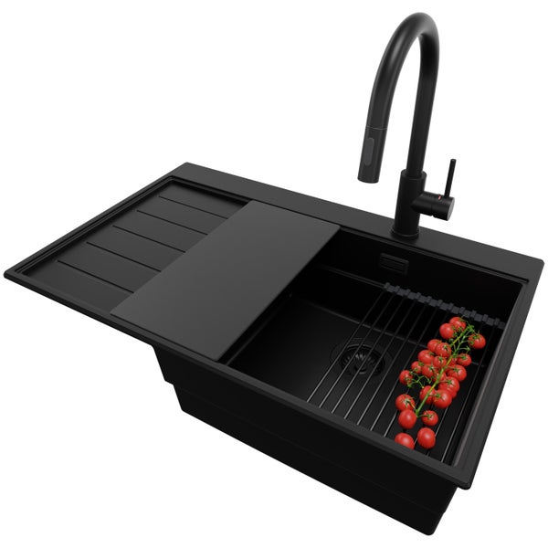 Schwarze Küchenspüle mit Abtropffläche, Schneidebrett, Abtropfgitter und Wasserhahn