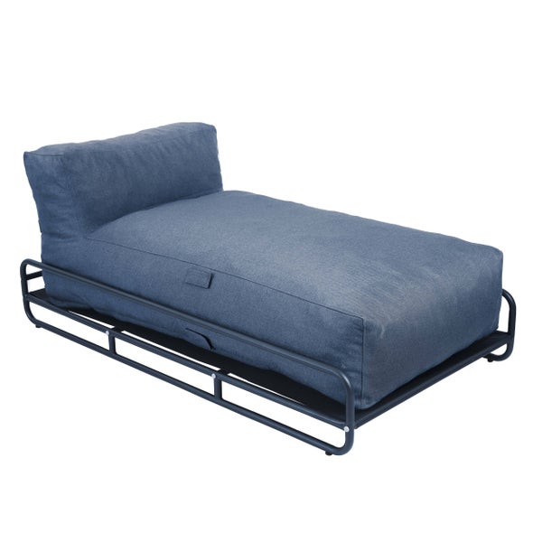 Garten-Lounge-Liege mit blauem Polster und schwarzem Metallgestell.