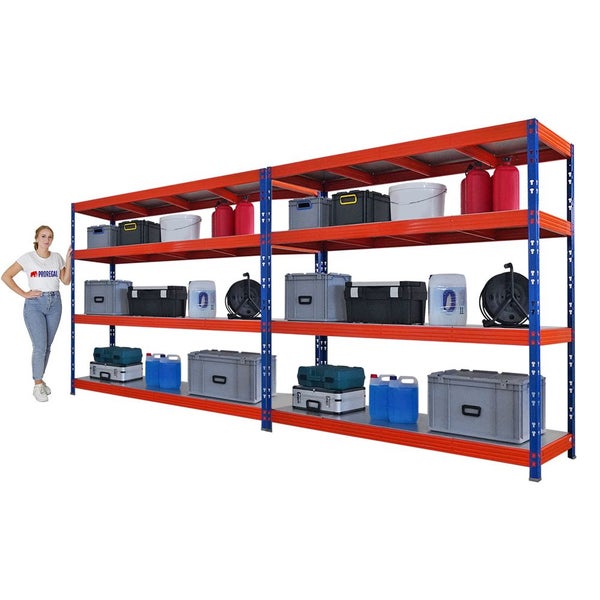 Regalsystem mit mehreren Ebenen, bestückt mit Aufbewahrungsboxen und Behältern.