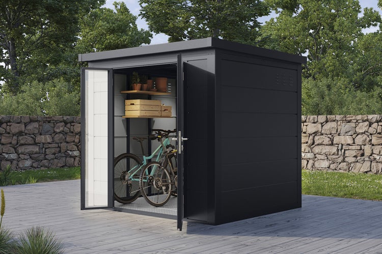 Modernes Metallgerätehaus mit Pultdach, geöffneten Doppeltüren, zwei Holzböden und abgestellten Fahrrädern auf einer Terrasse im Garten.