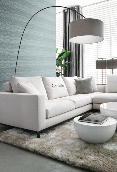 Helles Wohnzimmer mit Sofa, Bogenlampe und Teppich