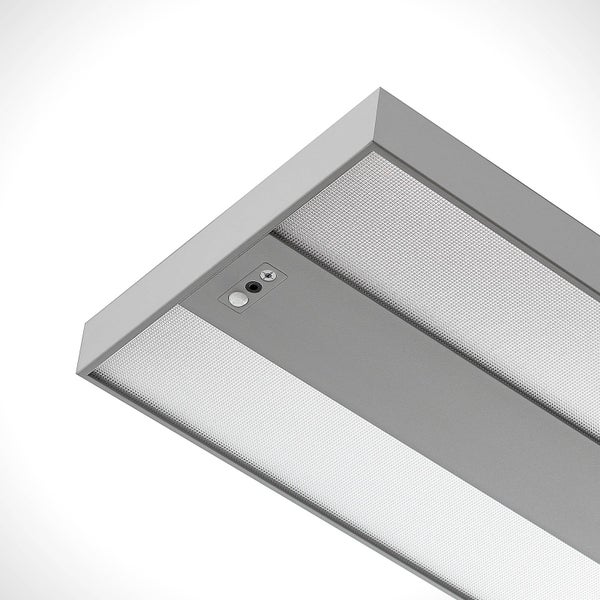 Nahaufnahme einer LED-Leuchte mit integriertem Sensor und strukturiertem Diffusor in einem Gehäuse aus Aluminium.